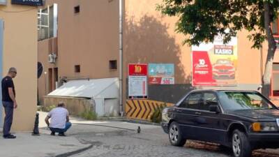 Erzincan’da aracın altında kalmak üzere olan yavru karga, duyarlı vatandaşların