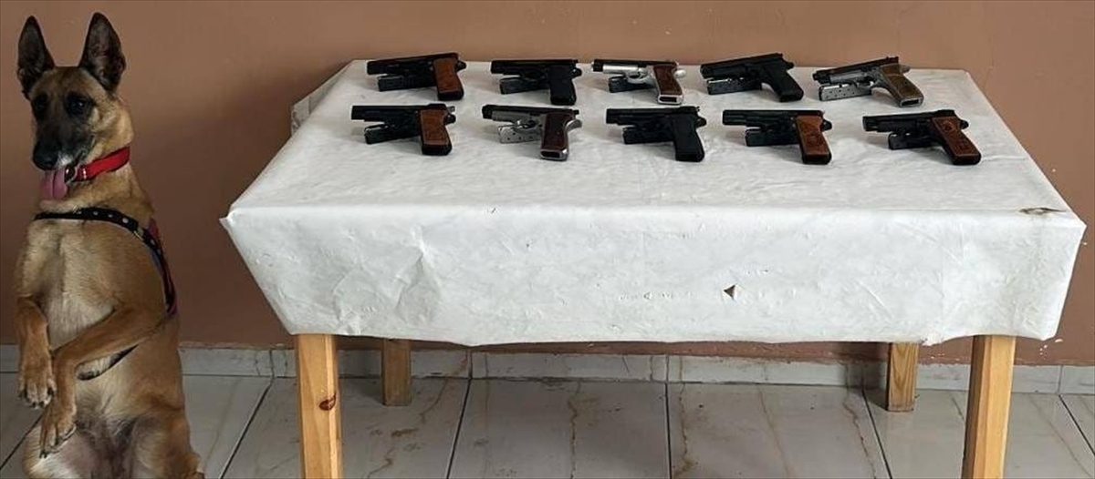 ERZURUM (AA) – Erzurum’da bomba arama köpeği “Yazı”nın desteğiyle düzenlenen