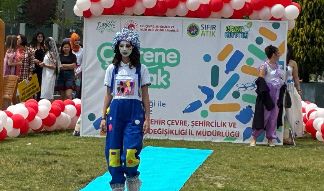 ESKİŞEHİR (AA) – Eskişehir’de Çevre Haftası kapsamında düzenlenen defilede çocuklar,