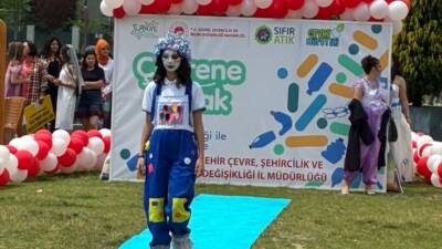 ESKİŞEHİR (AA) – Eskişehir’de Çevre Haftası kapsamında düzenlenen defilede çocuklar,