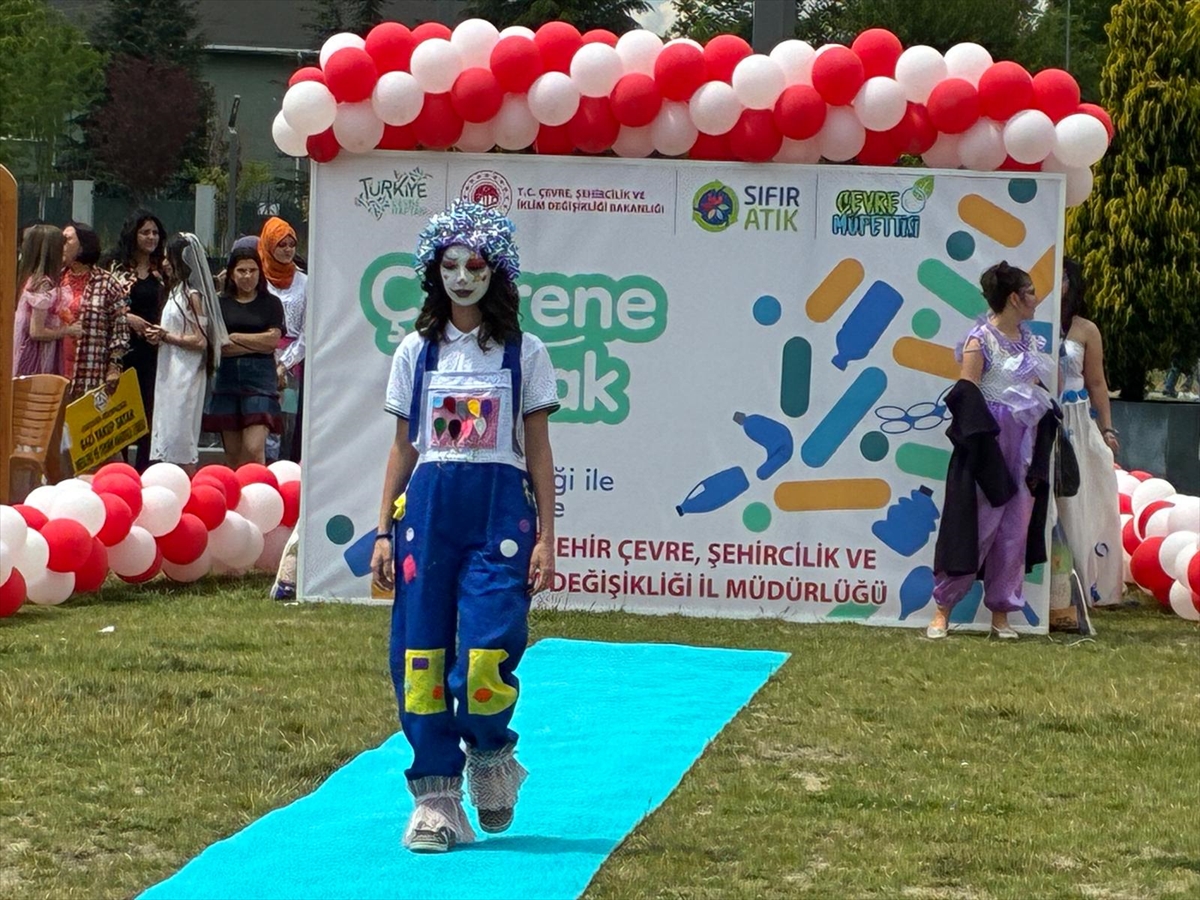 ESKİŞEHİR (AA) – Eskişehir’de Çevre Haftası kapsamında düzenlenen defilede çocuklar,