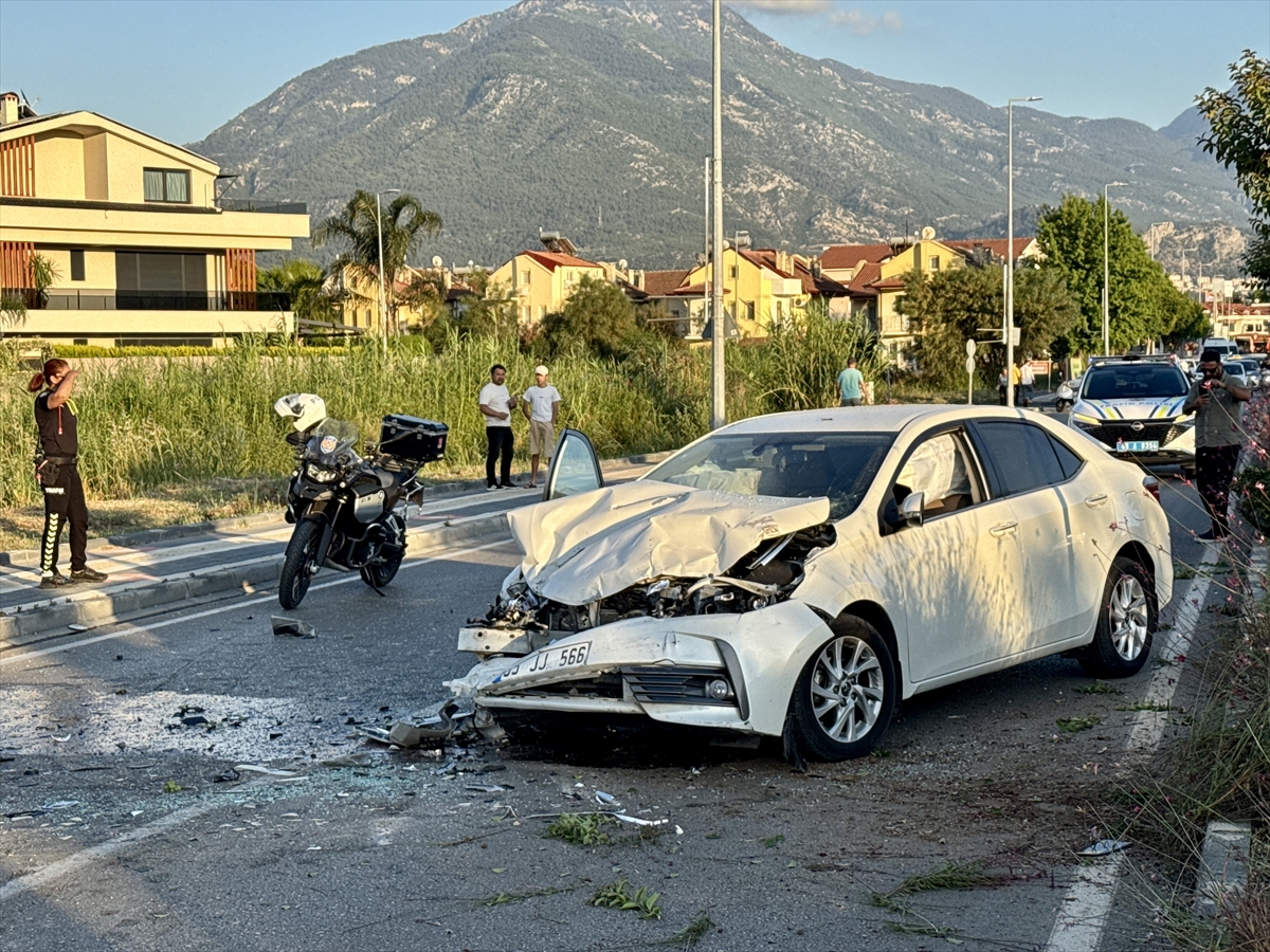 MUĞLA (AA) – Muğla’nın Fethiye ilçesinde iki otomobilin çarpışması sonucu