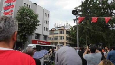 Sakarya’nın Adapazarı ilçesinde 4 katlı bir binanın çatısına çıkan ve