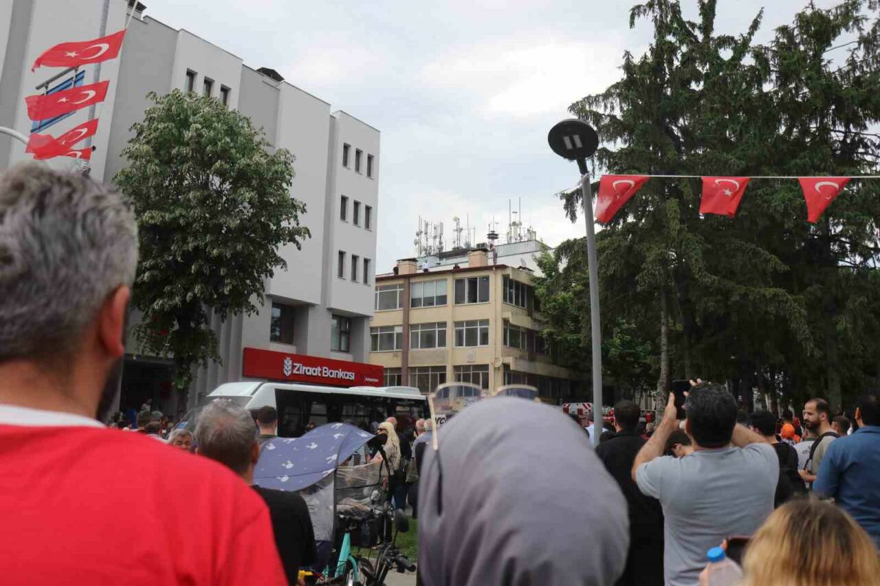 Sakarya’nın Adapazarı ilçesinde 4 katlı bir binanın çatısına çıkan ve