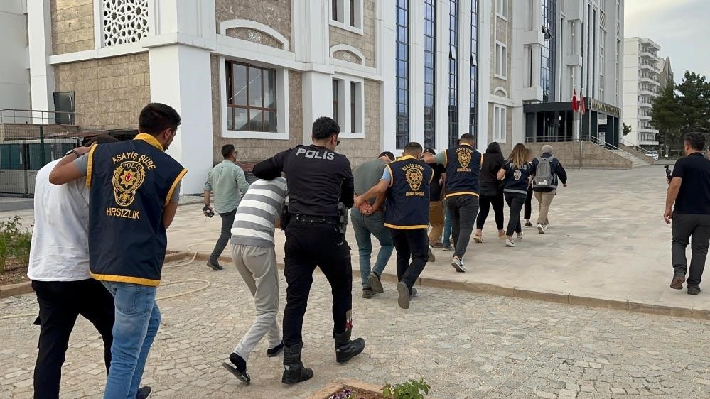 Adıyaman İl Emniyet Müdürlüğü tarafından yapılan fuhuş operasyonunda gözaltına alınan