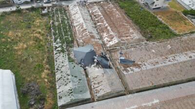 ANTALYA (AA) – Antalya’nın Gazipaşa ilçesinde hortumun zarar verdiği seralarda