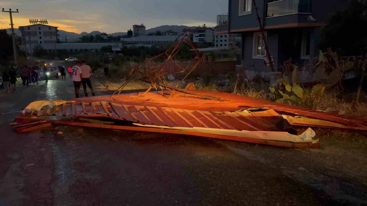 Antalya’nın Gazipaşa ilçesinde akşam saatlerinde etkili olan hortum, evlere ve