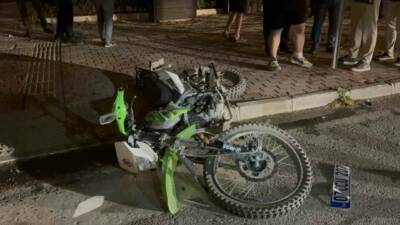 Antalya’nın Gazipaşa ilçesinde meydana gelen trafik kazasında bir otomobilin motosiklete