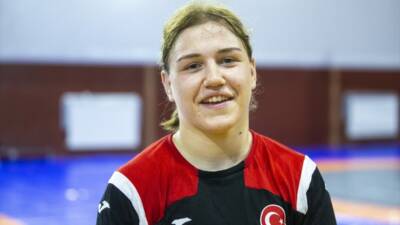 - Kadın Güreş Milli Takımı sporcuları Elmira Yasin, Beyza Nur