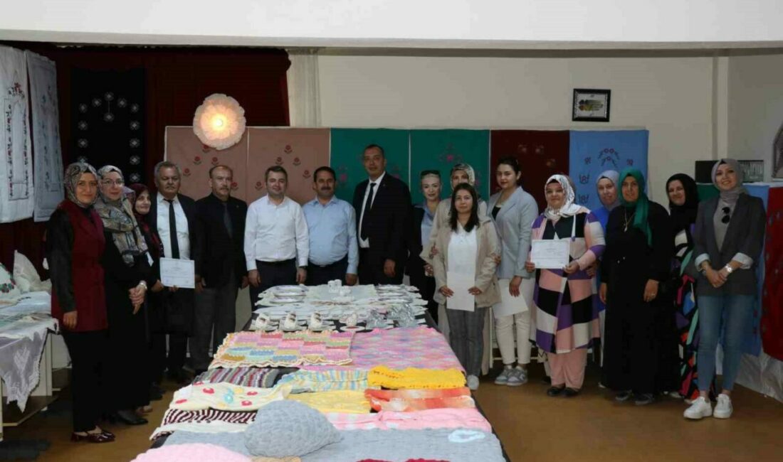 Eskişehir’in Günyüzü ilçesi Halk Eğitim Merkezi Müdürlüğünde yıl sonu sergisi