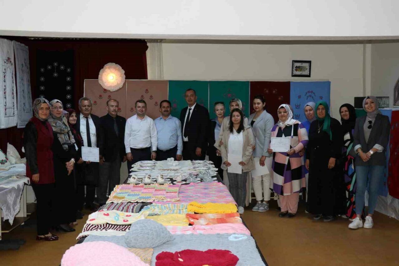 Eskişehir’in Günyüzü ilçesi Halk Eğitim Merkezi Müdürlüğünde yıl sonu sergisi