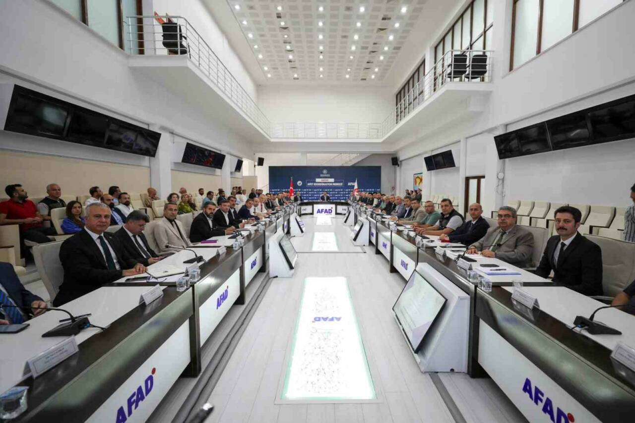 Hatay Valisi Mustafa Masatlı’nın başkanlığında il hayvanları koruma kurulu toplantısı