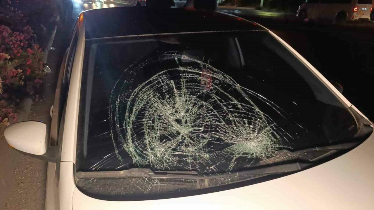 Antalya’nın Manavgat ilçesi D-400 karayolunda karşıdan karşıya geçmeye çalışan kadına