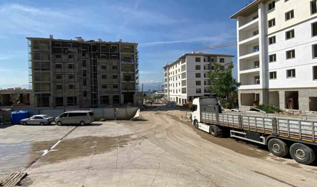 Kocaeli’de inşaatta fenalaşarak yere yığılan işçi, itfaiye ekipleri tarafından vinç