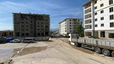 Kocaeli’de inşaatta fenalaşarak yere yığılan işçi, itfaiye ekipleri tarafından vinç