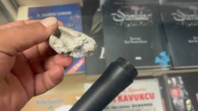Erzincan’da bir vatandaş internetten sipariş ettiği mikrofonun içinden beton çıktı.