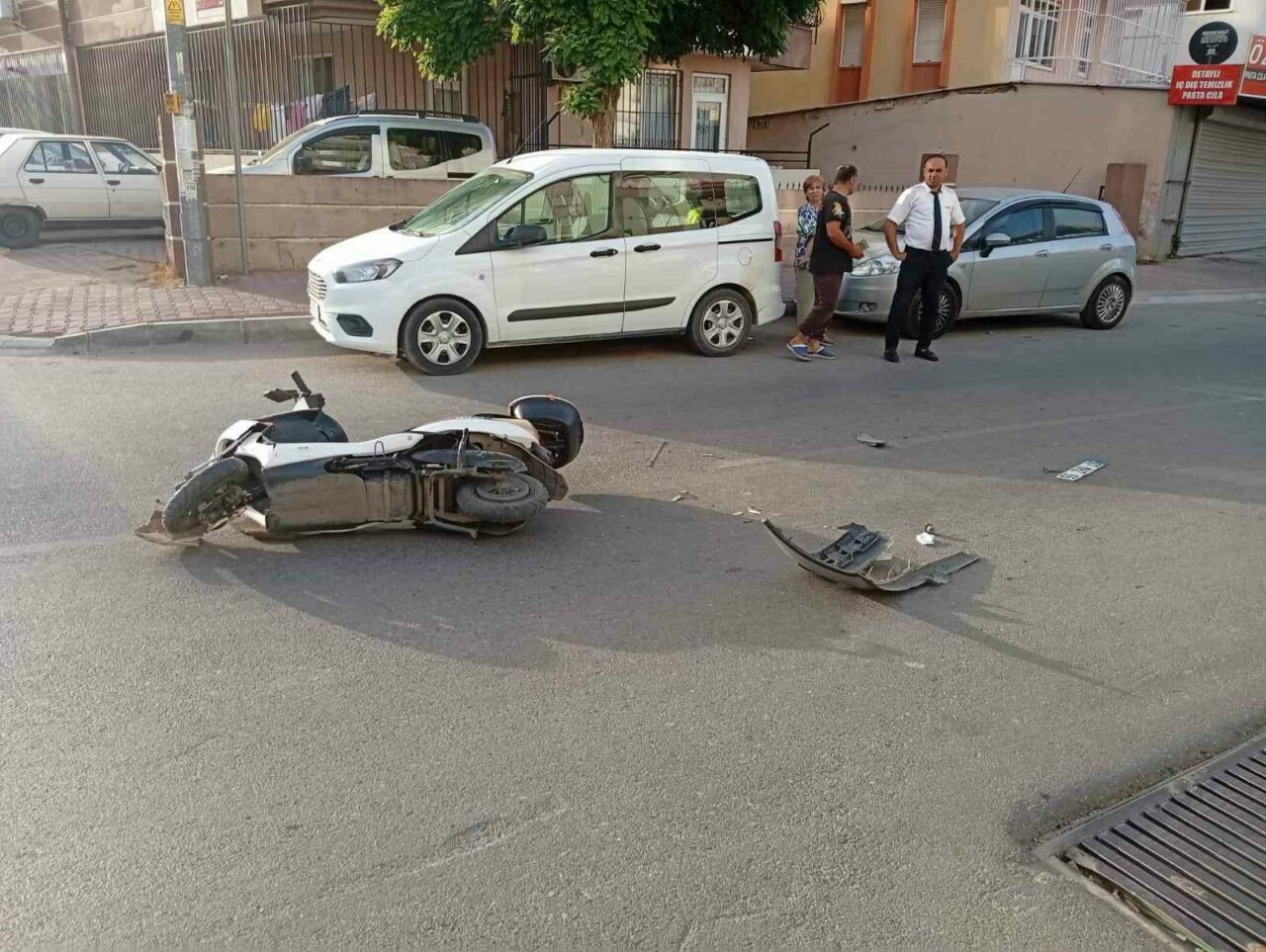Antalya’da sabah işe gitmek üzere yola çıkan kadın, elektrikli bisikletiyle