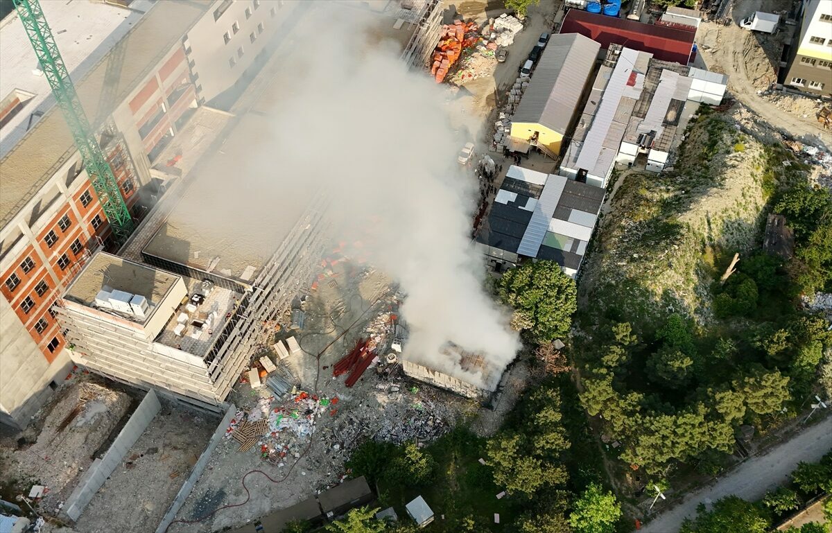 İSTANBUL (AA) – İstanbul Üniversitesi-Cerrahpaşa’nın Avcılar Yerleşkesi’ndeki depoda çıkan yangın