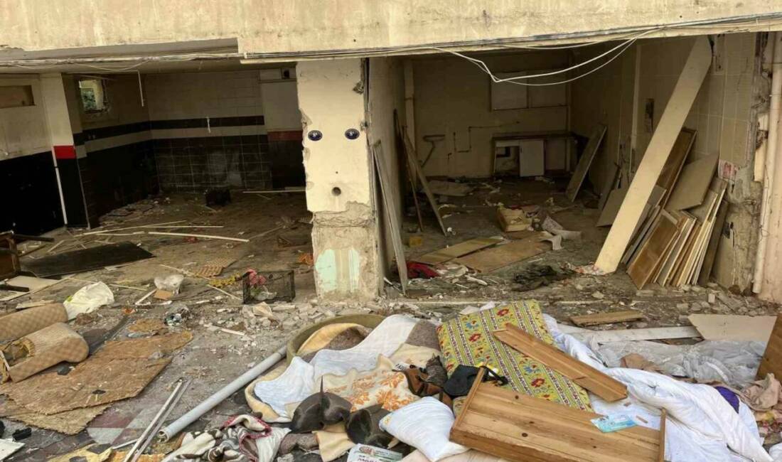 İzmir’in Bornova ilçesinde kentsel dönüşüm yıkıma girecek olan bir binanın
