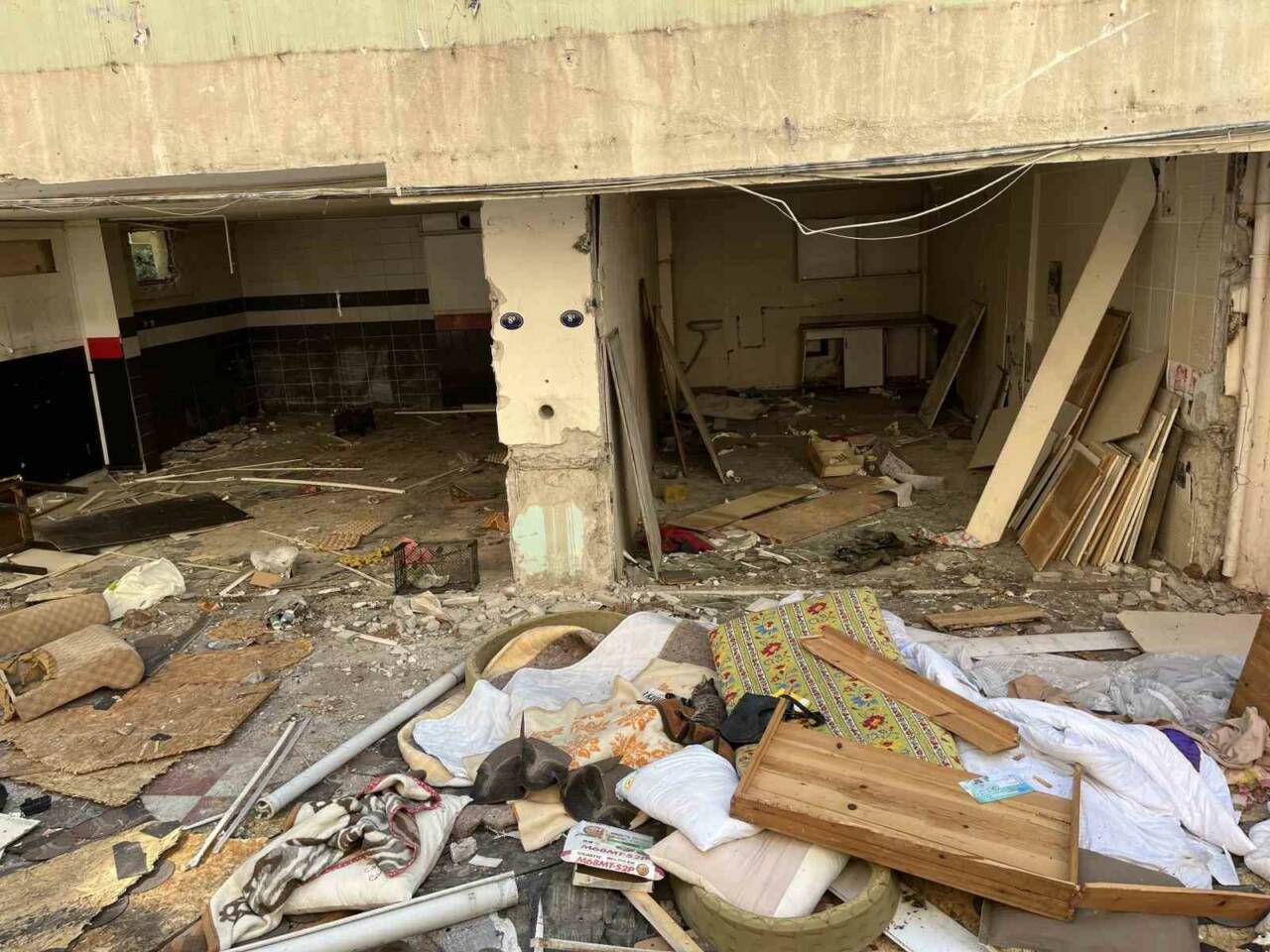 İzmir’in Bornova ilçesinde kentsel dönüşüm yıkıma girecek olan bir binanın