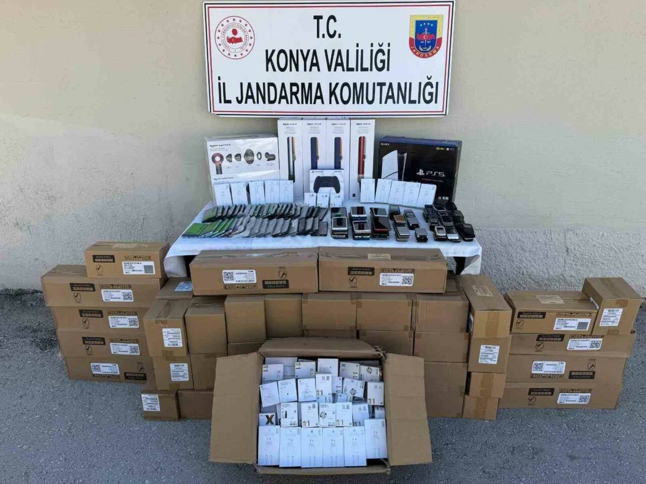 Konya’nın Ereğli ve Akşehir ilçelerinde kaçak cep telefonu ve alkol