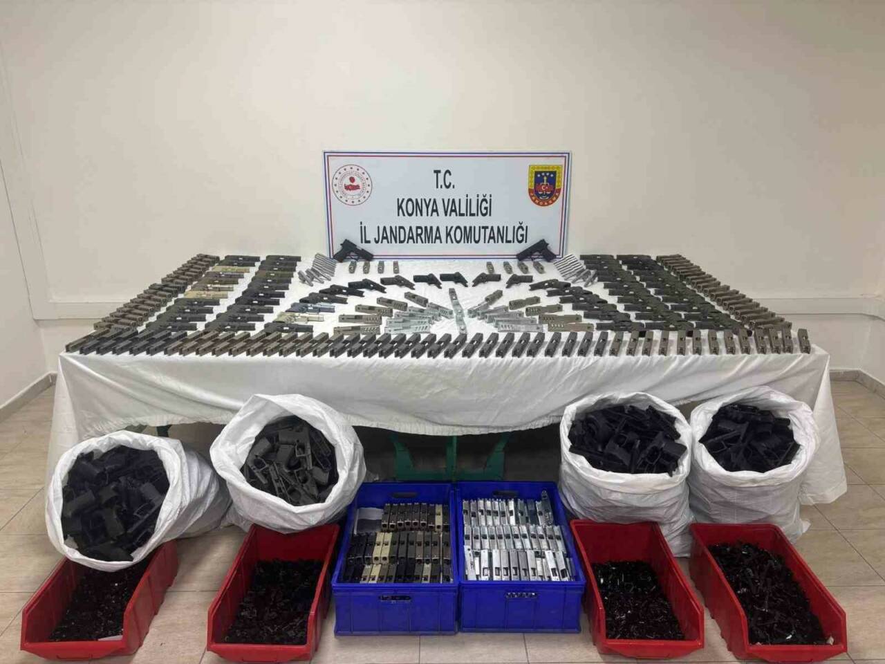 Konya’nın Beyşehir ilçesinde jandarma ekiplerince 2 farklı iş yerine yapılan