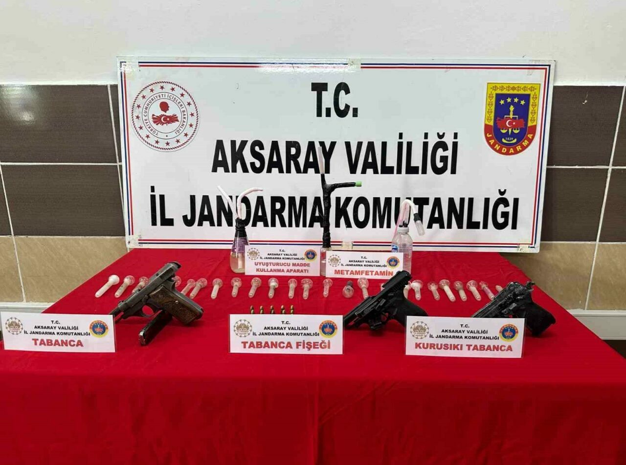 Aksaray’da bir şahsın evine operasyon düzenleyen jandarma yarım kilo uyuşturucu
