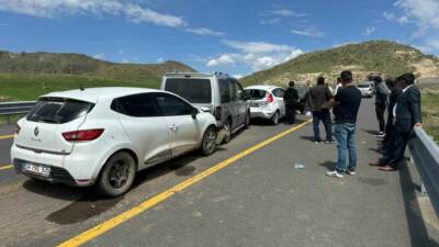 Kağızman’da cenaze konvoyunda meydana gelen ve 3 aracın karıştığı zincirlenme