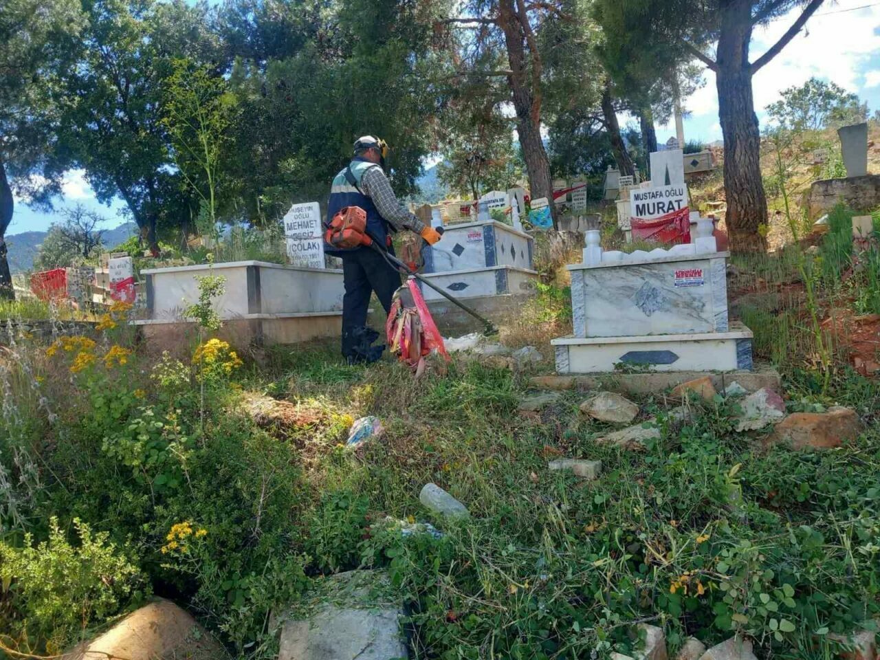 Aydın’ın Karacasu ilçesinde çalışmalarını sürdüren belediye ekipleri, Alemler Mahallesi’nde mezarlık