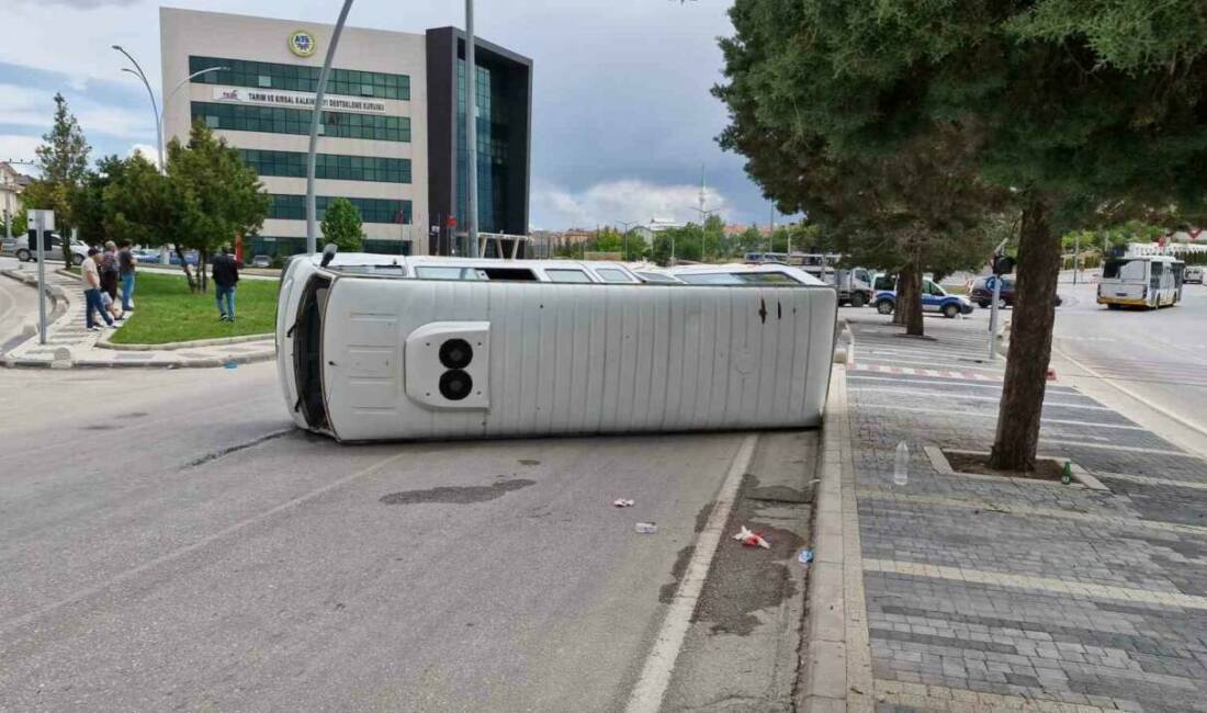 Karaman’da kamyonet ile özel eğitim öğrencilerini taşıyan okul servisi çarpıştı.