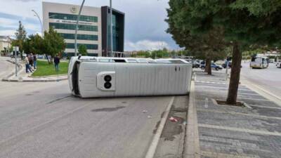 Karaman’da kamyonet ile özel eğitim öğrencilerini taşıyan okul servisi çarpıştı.