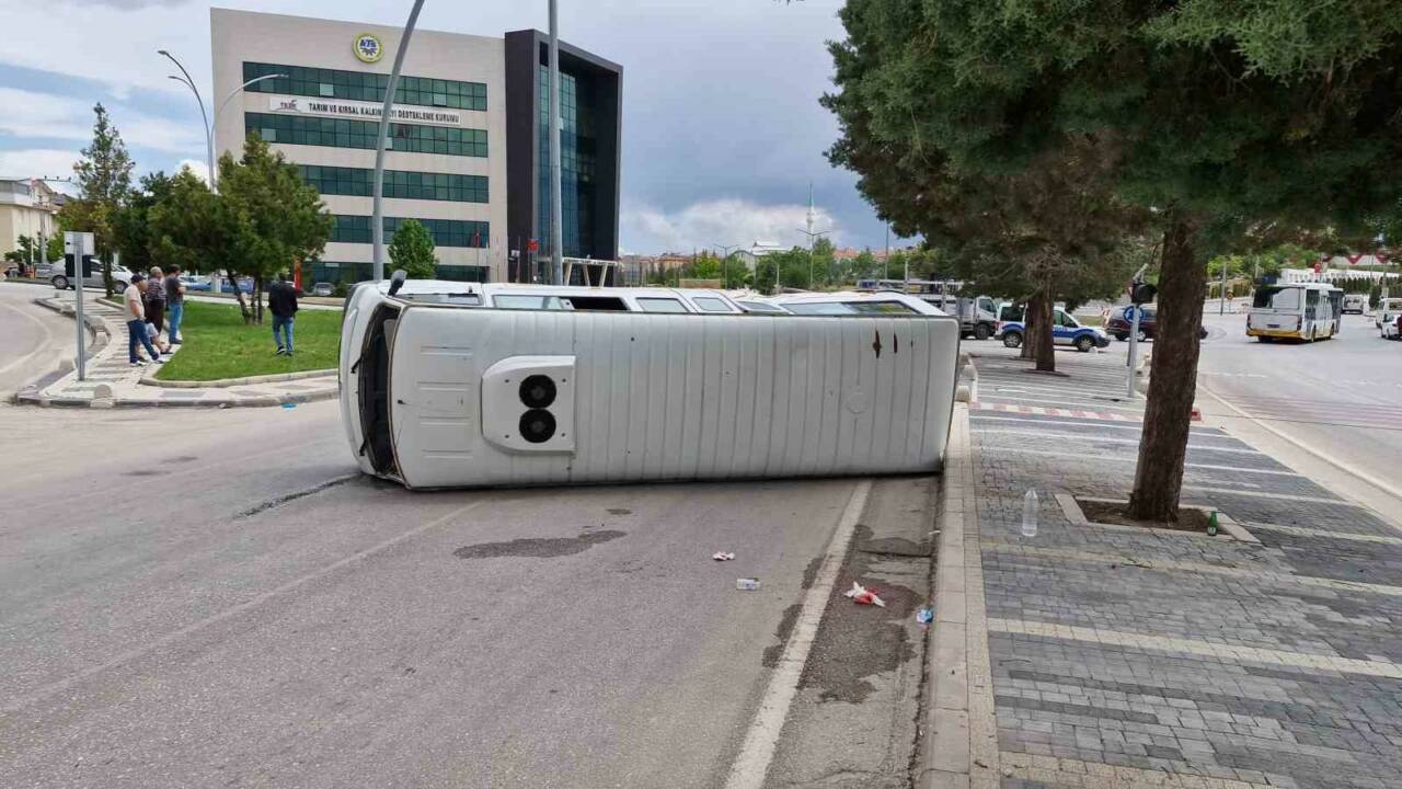 Karaman’da kamyonet ile özel eğitim öğrencilerini taşıyan okul servisi çarpıştı.