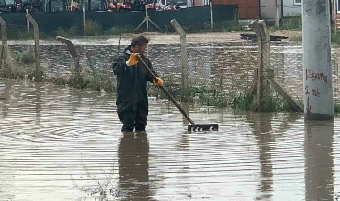 Karaman’da etkili olan sağanak yağış sonrası yollar göle döndü. Kentte