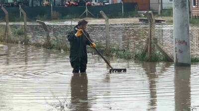 Karaman’da etkili olan sağanak yağış sonrası yollar göle döndü. Kentte