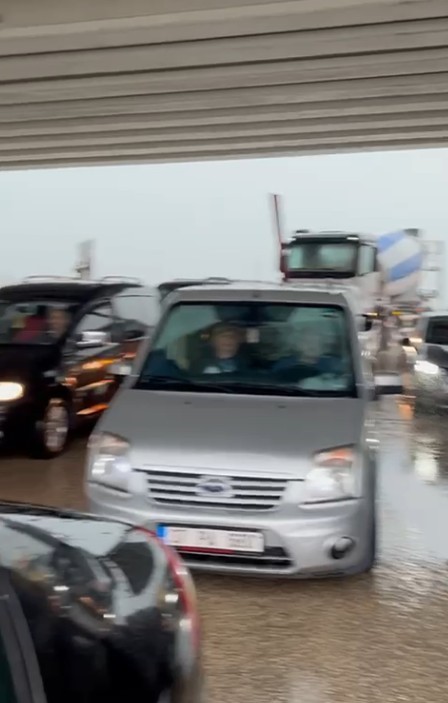 Kastamonu’nun Devrekani ilçesinde dolu yağışı etkili oldu. Sürücüler, araçlarını köprü