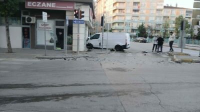 Eskişehir’de kavşakta meydana gelen kaza sonucunda bir araç çevrede bulunan