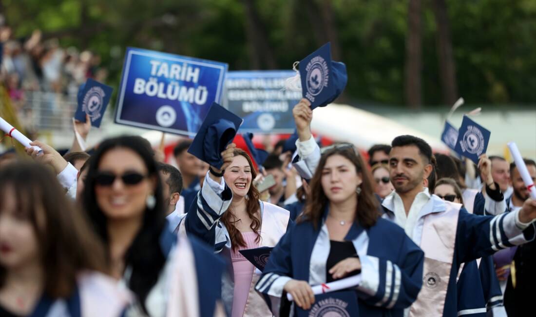 - Törende 3 bin 550 öğrenci keplerini havaya atarak mezuniyeti