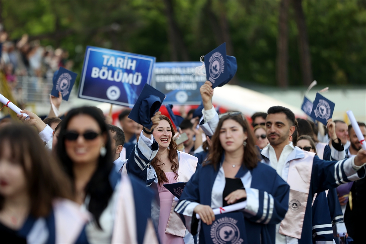 - Törende 3 bin 550 öğrenci keplerini havaya atarak mezuniyeti