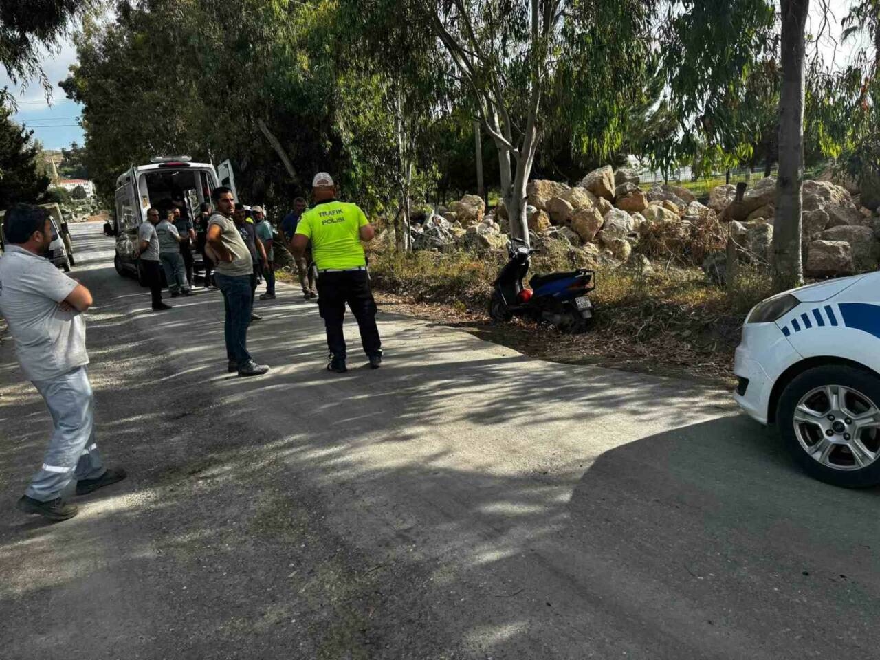 Antalya’nın Gazipaşa ilçesinde kontrolden çıkarak devrilen motosikletin sürücüsü yaralandı. Kaza,
