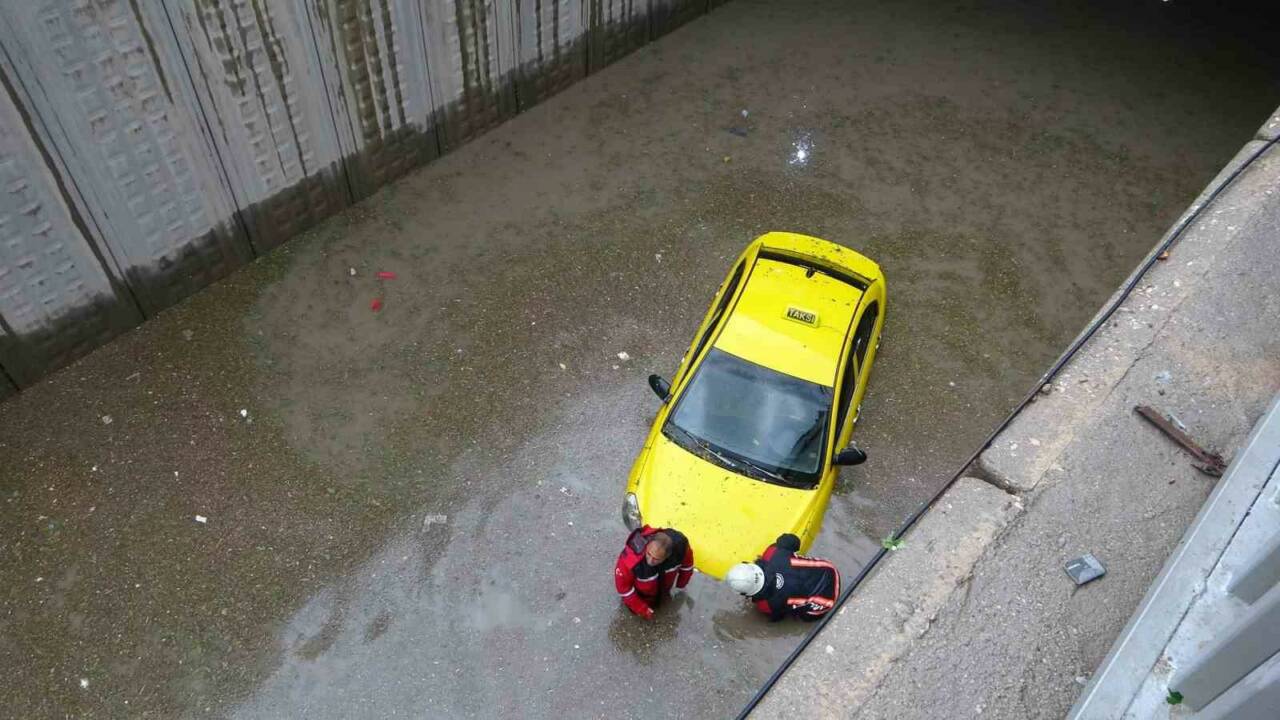 Malatya’da öğleden sonra etkili olan sağanak yağmur, kentte hayatı olumsuz