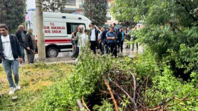 Malatya’nın Battalgazi ilçesinde sağanak yağışın ardından bir müstakil ev çöktü.