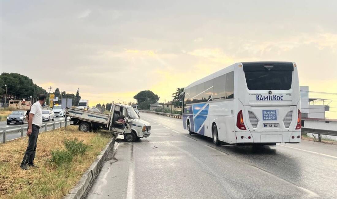 MANİSA (AA) – Manisa’nın Salihli ilçesinde kamyonetin refüje çarpması sonucu