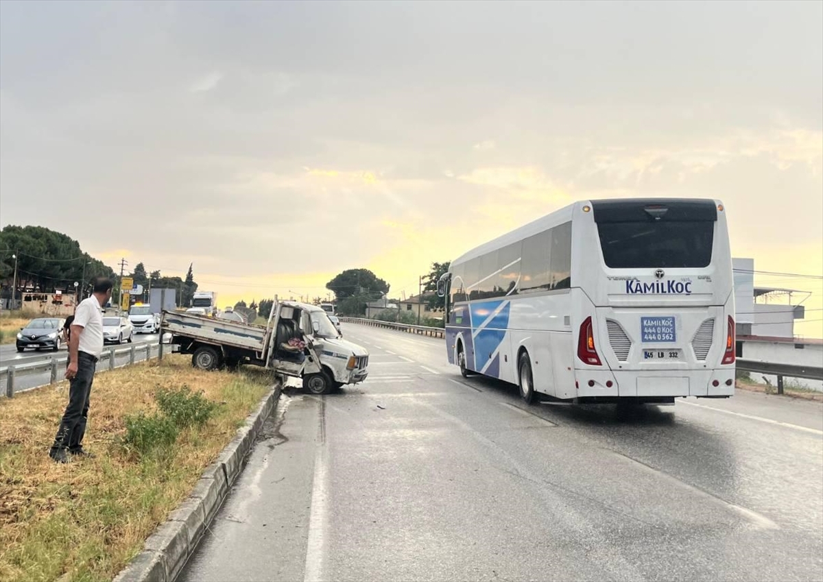 MANİSA (AA) – Manisa’nın Salihli ilçesinde kamyonetin refüje çarpması sonucu