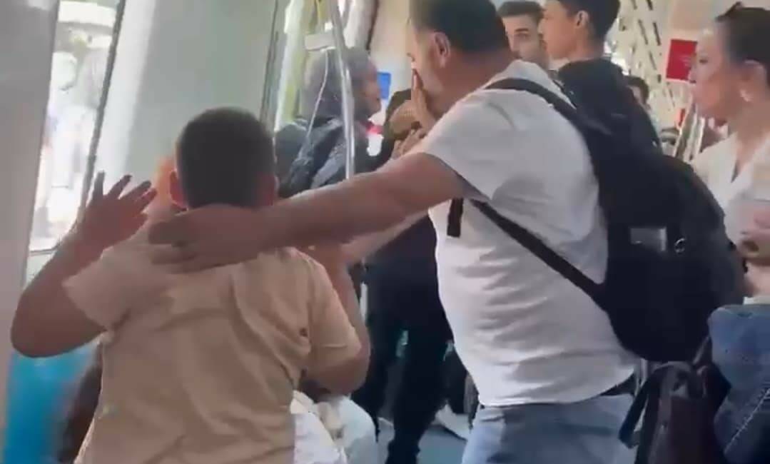 Maltepe’de Marmaray’da yolculuk sırasında yer verme tartışmasında çocuklarının yanında babayı