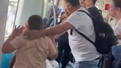 Maltepe’de Marmaray’da yolculuk sırasında yer verme tartışmasında çocuklarının yanında babayı