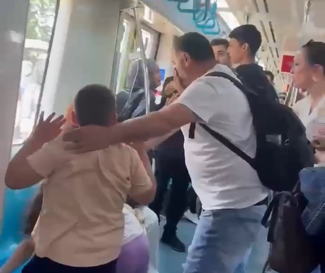 Maltepe’de Marmaray’da yolculuk sırasında yer verme tartışmasında çocuklarının yanında babayı