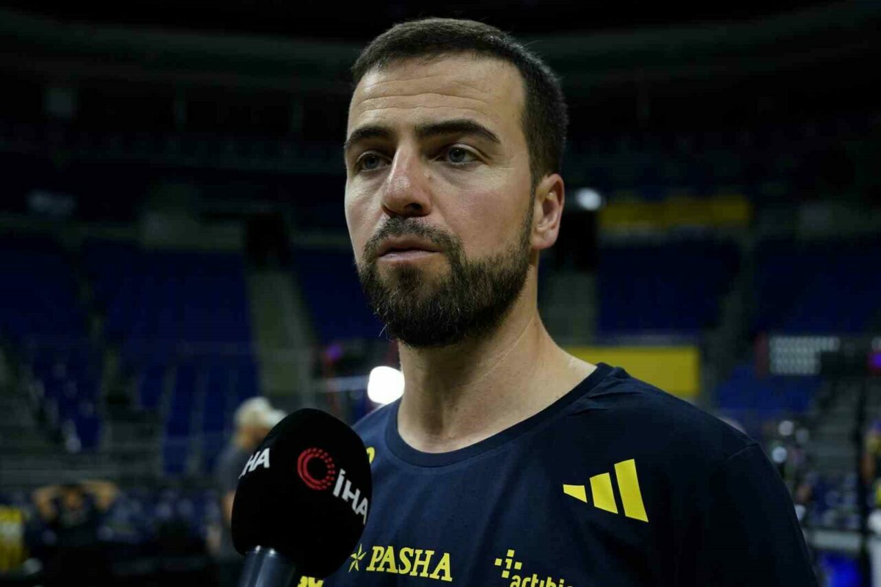 Fenerbahçe Erkek Basketbol Takımı’nın kaptanı Melih Mahmutoğlu, takımın sezon içerisinde