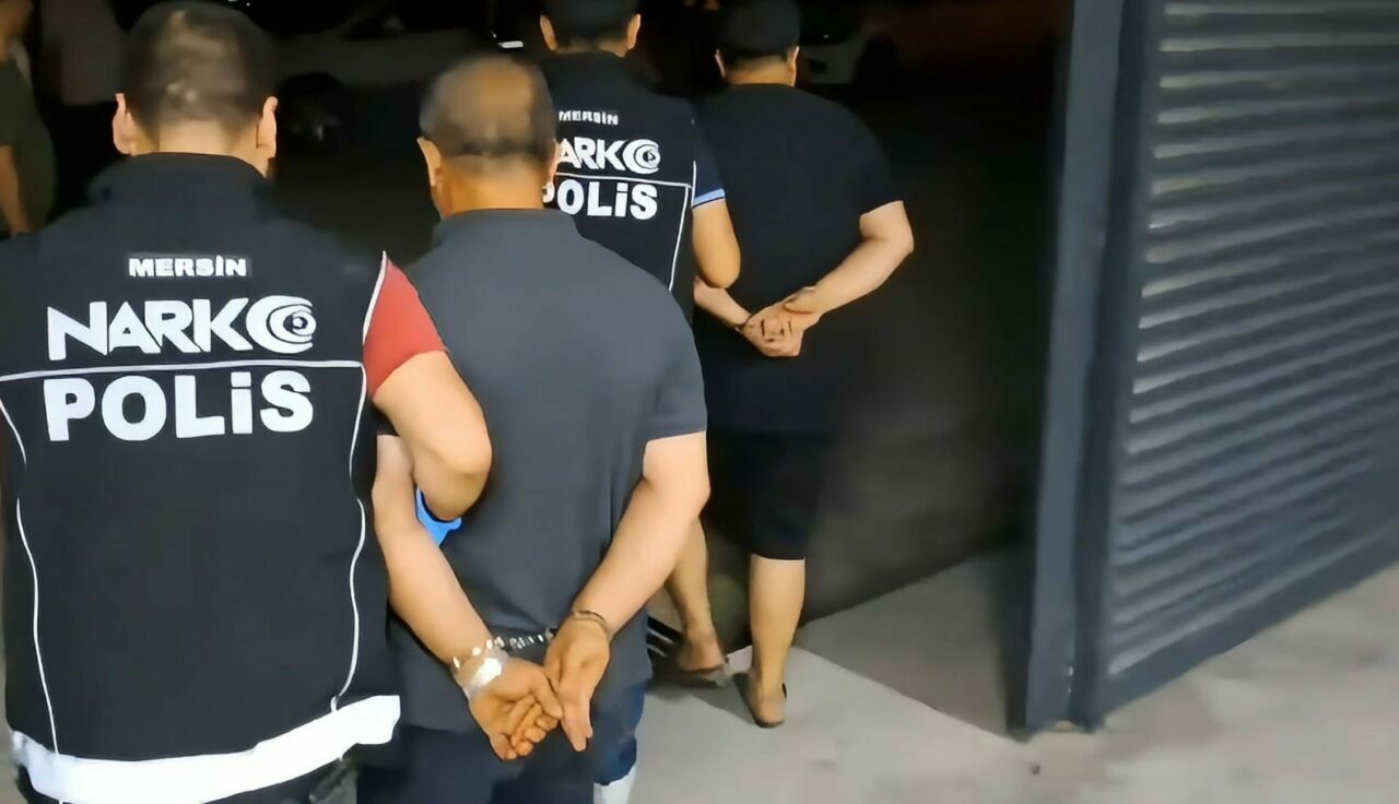 Mersin’de meyve suyu üretim deposunda 812 kilogram toz sentetik ecza