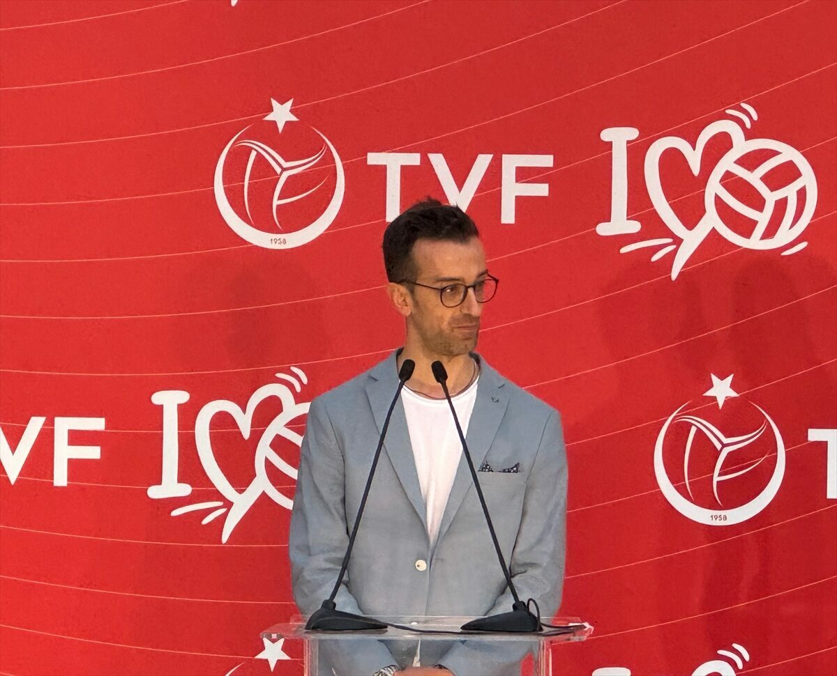 - TVF Başkanı Mehmet Akif Üstündağ:
"Erkek ve kadın takımlarımızla geniş
