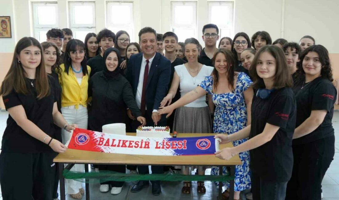 Balıkesir Lisesi’nde görevli Müzik Öğretmenin 30 öğrenci ile beraber yaptığı